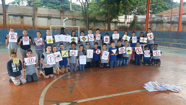 Alunos da Escola Estadual Doutor Osmar Bicalho criaram placas de trânsito. Foto: Arquivo da Escola