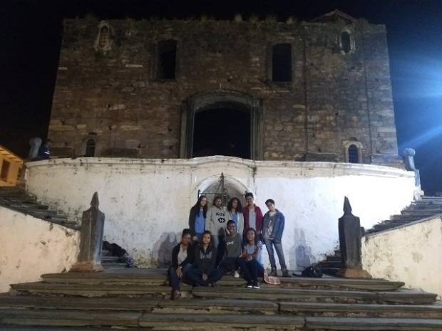 Alunos que participam do projeto na Escola Estadual Professor Zoroastro Viana Passos em frente à Igreja de Nossa Senhora do Rosário dos Pretos., que também será visitada pelo rei. Foto: Divulgação da escola