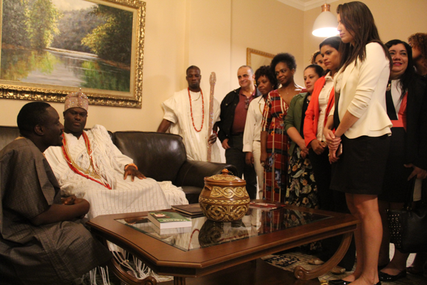 Comitiva da SEE recebe rei. (Foto: Eric/ACS-SEE)