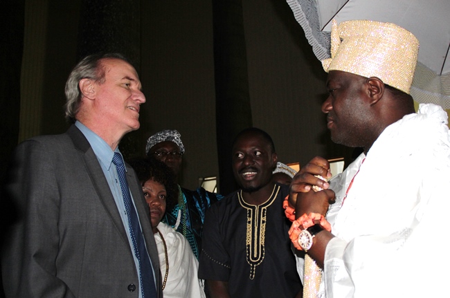 Secretário Wieland Silberschneider dá as boas vindas à autoridade real nigeriana. Foto: Franciele Xavier (ACS/SEE)