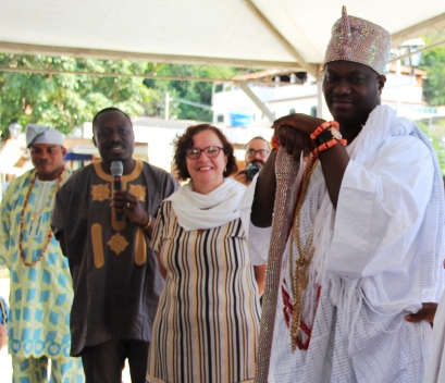 A subsecretária de Desenvolvimento de Educação Básica da SEE, Augusta Mendonça, acompanhou a visita do rei em Sabará. Foto: Franciele Xavier (ACS/SEE)