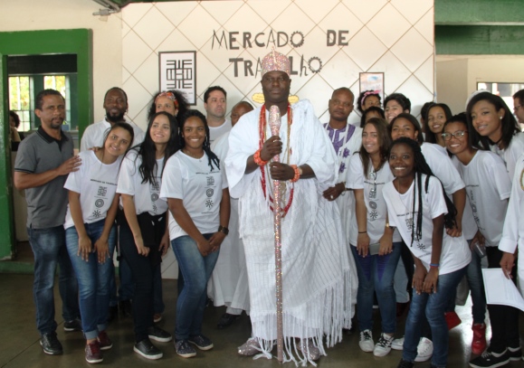 Estudantes da Escola Estadual Professor Zoroastro Vianna Passos, em Sabará, apresentam projeto de iniciação científica para rei de Ifé. Foto: Franciele Xavier (ACS/SEE)