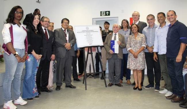 Os participantes da cerimônia após o descerramento da placa, que oficializou a inauguração da Escola Estadual de Ensino Profissional. Foto: Franciele Xavier (SEE/MG)