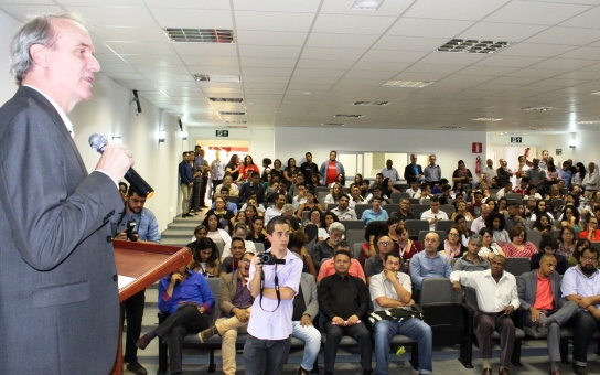 O secretário de Educação em exercício, Wieland Silberschneider, em seu pronunciamento durante a cerimônia de inauguração. Foto: Franciele Xavier (SEE/MG)