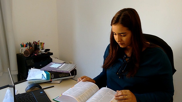 Grisellyd Alves atua, hoje, como estagiária na área de Direito (Crédito: Pedro Chagas)