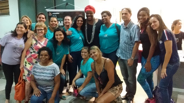 Por meio de parcerias com o Teatro próximo à escola, alunos têm a oportunidade de participar de diferentes atividades. Foto: Arquivo da Escola 