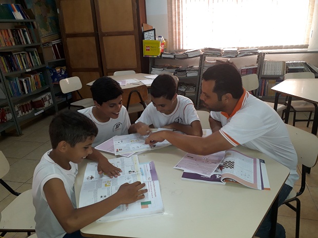 Os três alunos da Escola Estadual José Paranaíba participaram de aulas no contraturno escolar ministradas pelo professor de Matemática, Leandro Francisco Alves. Foto: Arquivo da Escola 