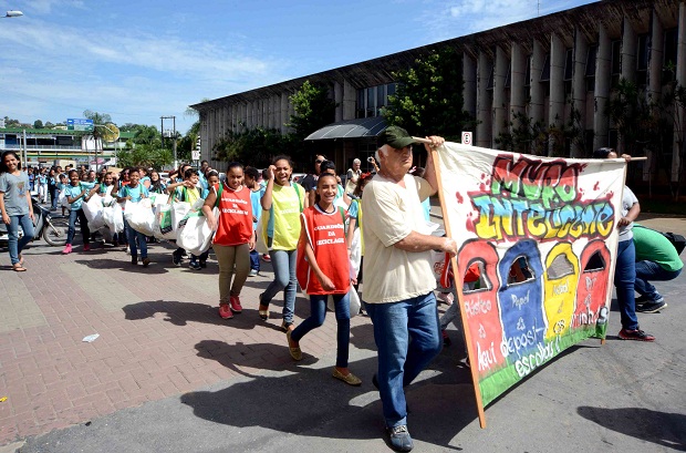 O Dia D de Combate ao Aedes incluiu uma caminhadas dos estudantes para alertar e conscientizar a população sobre a importância de prevenir a proliferação do mosquito. Foto: Gil Leonardi - Imprensa MG  
