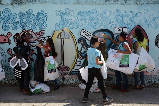 No muro inteligente, criado em 14 pontos da cidade de Pedro Leopoldo (escolas e postos de saúde), as pessoas podem depositar os materiais recicláveis descartados. Foto: Gil Leonardi - Imprensa MG 