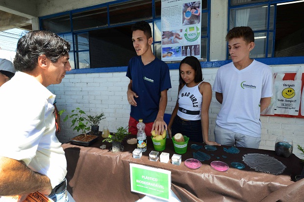 Estudantes apresentaram no Dia D o projeto de plástico biodegradável feito de materiais orgânicos, como batata e mandioca. Foto: Gil Leonardi - Imprensa MG
