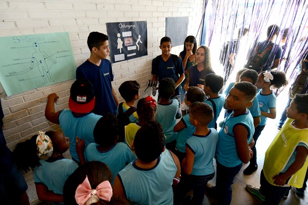 Os estudantes e visitantes do evento puderam aprender um pouco mais sobre as doenças transmitidas pelo Aedes e suas formas de prevenção e tratamento. Foto: Gil Leonardi - Imprensa MG