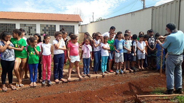 Por meio de parcerias, alunos aprendem como deve ser feito o manejo da terra. Foto: Arquivo da Escola 