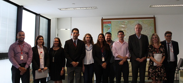 Na foto, Luciana Nogueira, Auditora-Geral, secretário de Estado de Educação, Wieland Silberschneider, e equipes da CGE órgão central e Unidade de Controle Interno da SEE em reunião realizada na última segunda-feira (12/11). Foto: Geanine Nogueira/ ACS SEE