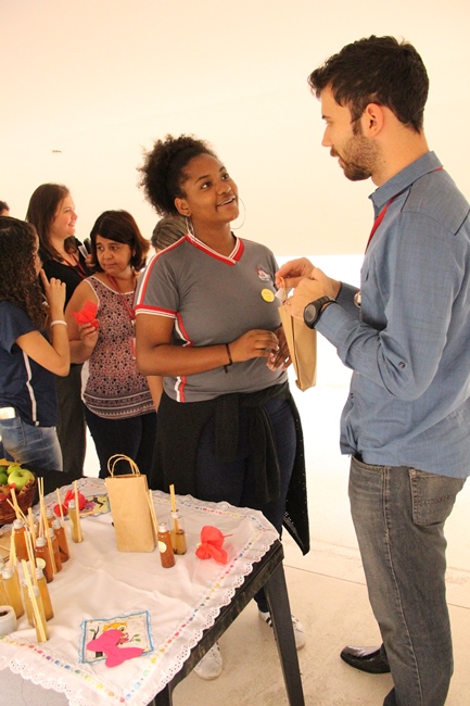 Vitória entrega o produto de mais um negócio fechado para a CasAroma, empresa de 26 alunos da Escola Estadual Hilton Rocha, em Belo Horizonte. Foto: Franciele Xavier (ACS/SEE-MG)