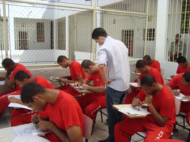 Cerca de oito mil detentos em Minas Gerais cursam a educação básica (ensino fundamental e médio) em escolas prisionais, por meio da parceria com a Secretaria de Estado de Educação. Foto: Divulgação/SEAP