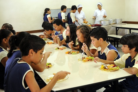 A alimentação escolar na rede estadual é fornecida gratuitamente em todas as escolas, por meio do PNAE, fornecendo uma refeição diária saudável e adequada aos alunos da rede pública de ensino em todos os dias letivos. Foto: Arquivo SEE