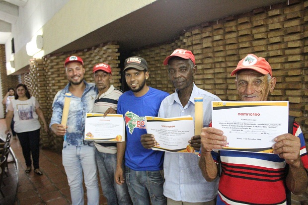 900 pessoas que receberam o certificado de alfabetização a partir da participação no Projeto de Alfabetização e Letramento Popular de Jovens e Adultos em 2018. Foto: Comunicação Sim, eu posso MG