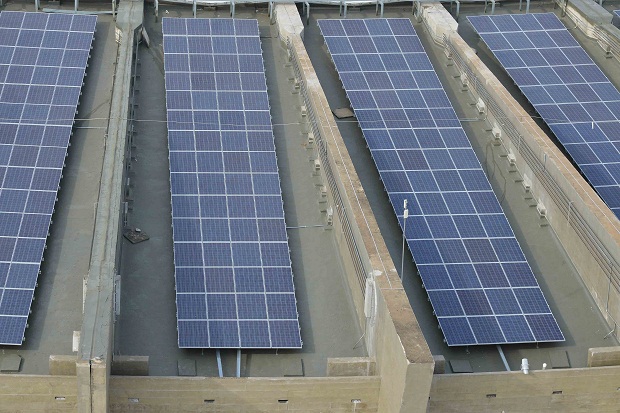 Especialista da Cemig informa que período de geração da usina solar fotovoltaica, na escola, pode se estender em até 12 horas por dia. Foto: Divulgação Cemig
