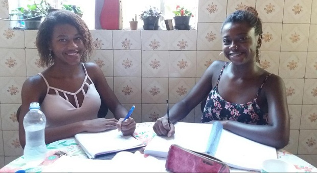 As imãs Ravelly e Giovana conquistaram aprovação na Universidade Federal de Juiz de Fora. Foto: Arquivo Pessoal