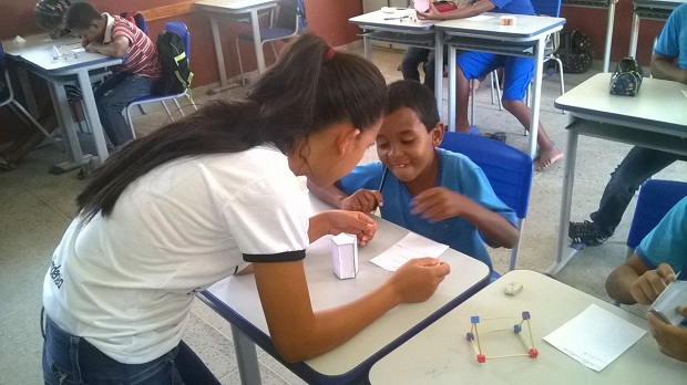 Projeto Eu aprendo, eu ensino integra alunos do ensino fundamental e médio. Foto: Arquivo da Escola 
