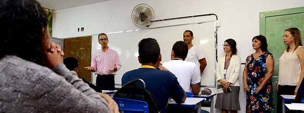 O governador conversou diretamente com alunos do 1º ano do ensino médio da E. E. Murgy Hibraim Sarah. Foto: Gil Leonardi/Imprensa MG