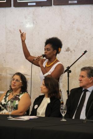 A cantora Dóris, servidora da SEE, se apresentou em homenagem às mulheres. Foto: Eric Abreu - ACS/SEE 