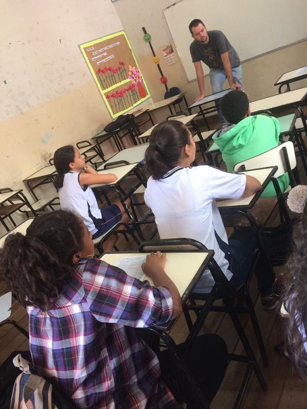 Na Escola Estadual Afonso Pena, em Belo Horizonte, eles conheceram um pouco mais da história da escola e produziram textos. Foto: Geanine Nogueira