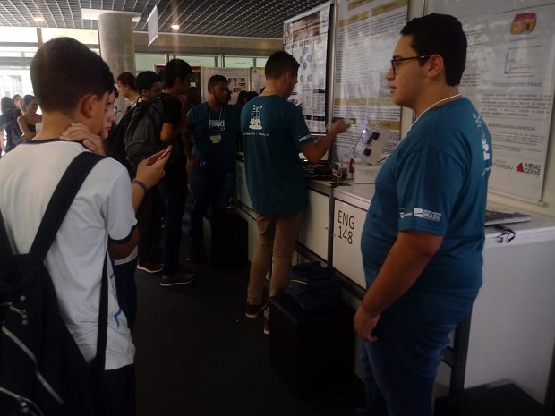 O grupo da Escola Estadual Professor Carlos Lúcio de Asis apresentou o projeto “Geração e Armazenamento de energia utilizando águas pluviais”. Foto: Arquivo Pessoal