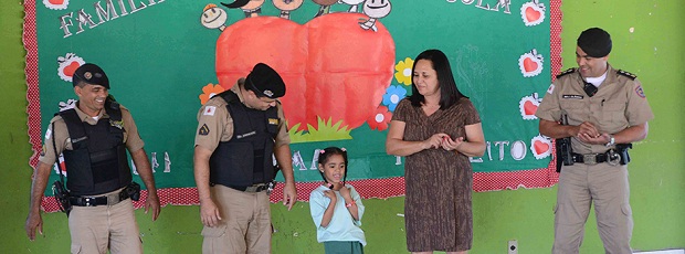 Programas da Polícia Militar trabalham pela segurança nas escolas, além de aproximar policiais e comunidade escolar.Foto: Carlos Alberto/Imprensa MG