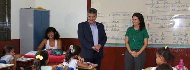 Paulo Brant visitou a E. E. Presidente Juscelino Kubitschek, acompanhado da secretária de Educação. Foto: Bianca Giannini