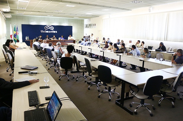 ntegrantes da Gestão Superior da Universidade participaram do encontro no Salão dos Conselhos. Foto: Divulgação Unimontes 