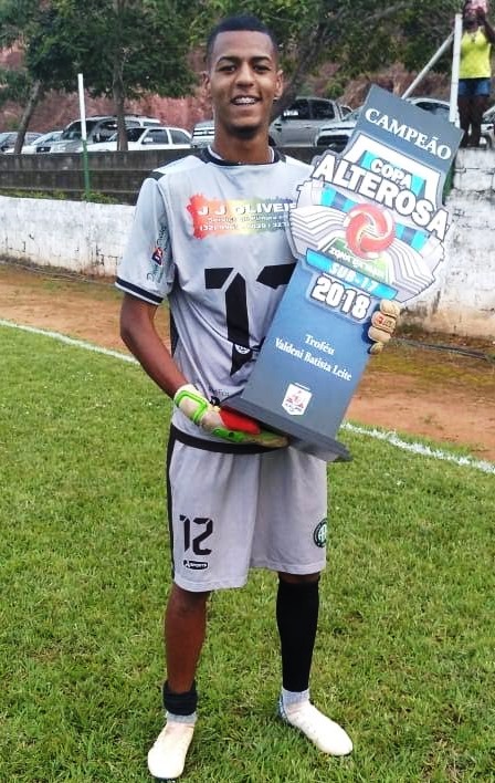 João Marcos e um dos prêmios que ganhou como goleiro de uma equipe de Juiz de Fora. Foto: Arquivo Pessoal 