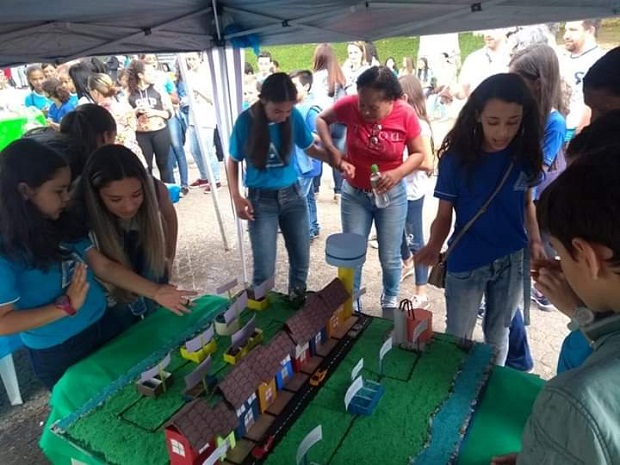 Maquetes foram feitas utilizando materiais reciclados. Foto: Arquivo da Escola 