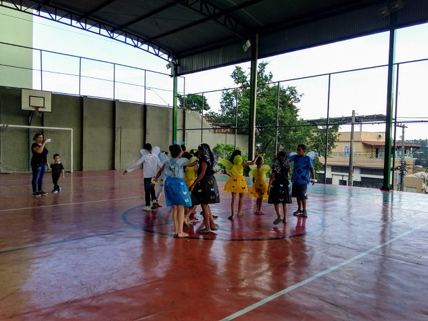 Apresentações acontecem na quadra da escola. Foto: Arquivo da Escola 