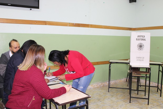 Edilene foi uma das primeiras a votar na Escola Estadual Gervásio Lara. Foto: Geanine Nogueira ACS/SEE