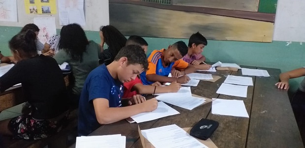 Estudantes-atletas de escolas de Ribeirão das Neves fazendo seus planos de estudos. Fotos: Divulgação SEE