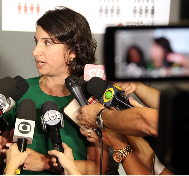 Secretária Julia Sant’Anna durante coletiva. Foto: Rafael Fernandes/SEE MG