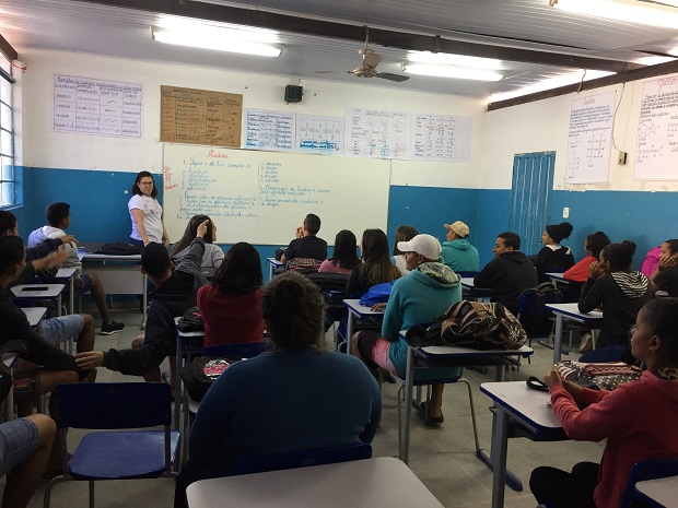 Em sala de aula, os professores trabalham com questões antigas do Enem. Foto: Arquivo da Escola 
