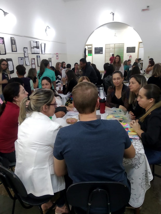 Educadores da  Escola Estadual Quinto Alves Tolentino se reuniram com profissionais de outras escolas para discutir o Currículo Referência Minas Gerais. Foto: Arquivo da Escola 