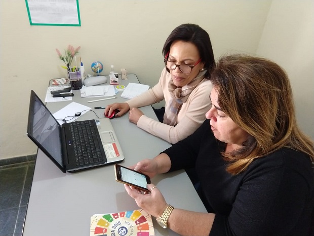 A partir dos dados lançados no DED, professores e especialista da Na  Escola Estadual Dr. Pompílio Guimarães  trabalham juntos. Foto: Arquivo Pessoal 