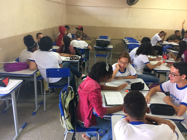 Nas aulas da professora Keny de Melo Sousa o celular é utilizado como ferramenta de aprendizagem. Foto: Arquivo Pessoal 