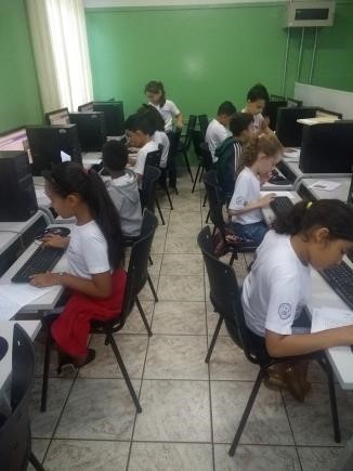 Na Escola Estadual Cônego Getúlio, a professora Eliane utiliza o laboratório de informática semanalmente. Foto: Arquivo Pessoal