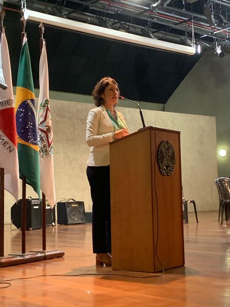 Secretária Julia Sant'Anna dá boas-vindas aos novos superintendentes regionais de ensino. Foto: Franciele Xavier (SEE/MG)