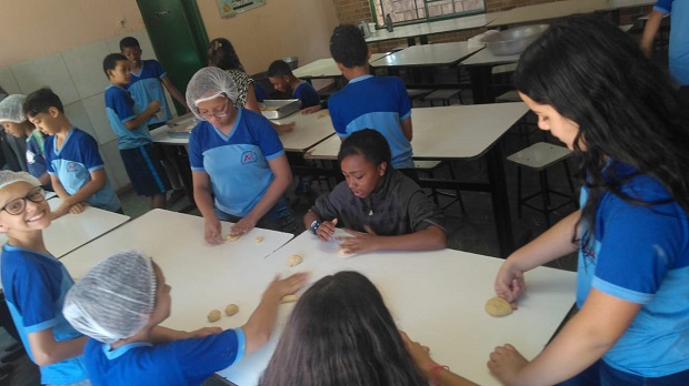 Alunos da Escola Estadual Aarão Reis estudaram ciências na prática. Foto: Arquivo da Escola