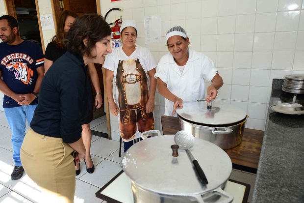 Secretária conheceu as dependências da escola. Foto: Marco Evangelista Imprensa/MG