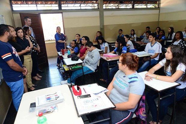 Secretária Julia foi conhecer um pouco mais das ações realizadas pela escola. Foto: Marco Evangelista Imprensa/MG