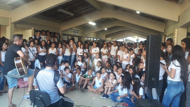 Na Escola Estadual Deputado Carlos Peixoto Filho, em Ubá, alunos assistiram à apresentações de artistas locais. Foto: Arquivo da Escola 