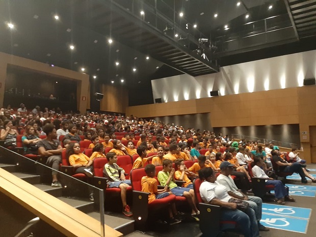 Cerca de 300 alunos da rede estadual tiveram a oportunidade de assistir à peça. Foto: Geanine Nogueira