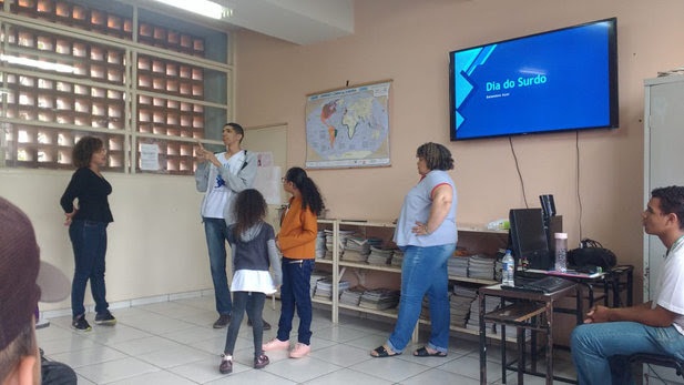 Escola Estadual Mestre Zeca Amâncio, em Itabira, reuniu profissionais intérpretes de Libras, alunos e membros da Apasita. Foto: Divulgação