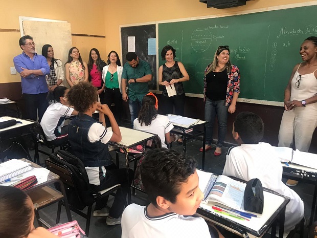 Secretária visitou salas de aula e conversou com os alunos. Foto: Ana Luisa Faria